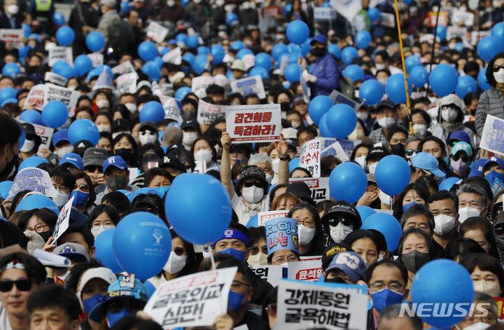 [서울=뉴시스] 고승민 기자 = 11일 서울광장 인근에서 한일역사정의평화행동, 더불어민주당 등 주최로 열린 '강제동원 굴욕해법 강행 규탄! 일본의 사죄 촉구! 2차 범국민대회'에서 참가자들이 피켓을 들고 구호를 외치고 있다. 2023.03.11. kkssmm99@newsis.com