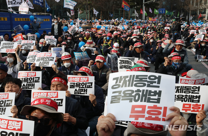 [서울=뉴시스] 고승민 기자 = 민주노총 건설노조 회원들이 11일 서울광장 인근에서 한일역사정의평화행동, 더불어민주당 등 주최로 열린 '강제동원 굴욕해법 강행 규탄! 일본의 사죄 촉구! 2차 범국민대회'에서 구호를 외치고 있다. 2023.03.11. kkssmm99@newsis.com