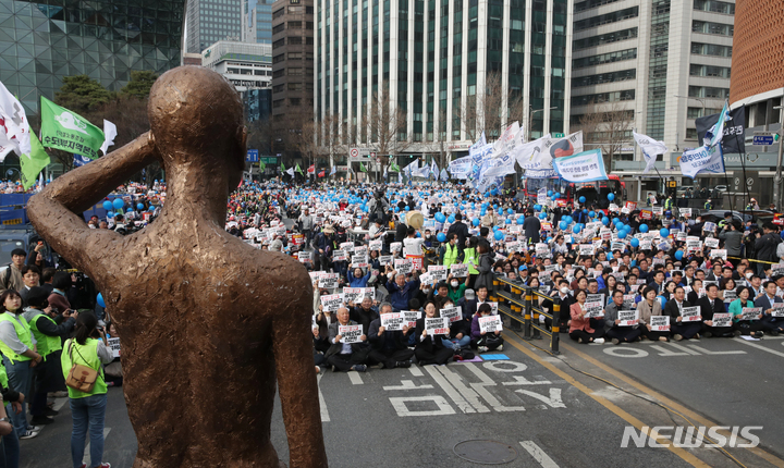 [서울=뉴시스] 고승민 기자 = 더불어민주당 이재명 대표와 박홍근 원내대표가 11일 서울광장 인근에서 한일역사정의평화행동, 더불어민주당 등 주최로 열린 '강제동원 굴욕해법 강행 규탄! 일본의 사죄 촉구! 2차 범국민대회'에서 참석자들과 구호를 외치고 있다. 2023.03.11. kkssmm99@newsis.com