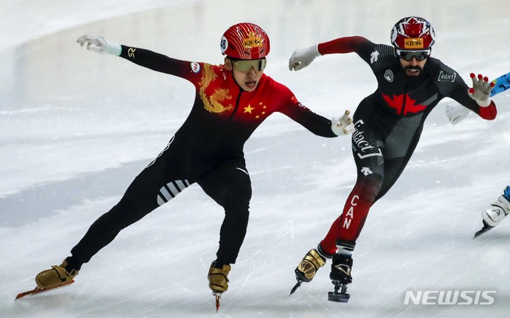 [서울=뉴시스] 정병혁 기자 = 11일 오후 서울 양천구 목동아이스링크에서 열린 2023 KB금융 국제빙상경기연맹(ISU) 세계 쇼트트랙 선수권대회 남자 500m 결승A, 중국 린샤오쥔(148)이 역주하고 있다. 2023.03.11. jhope@newsis.com