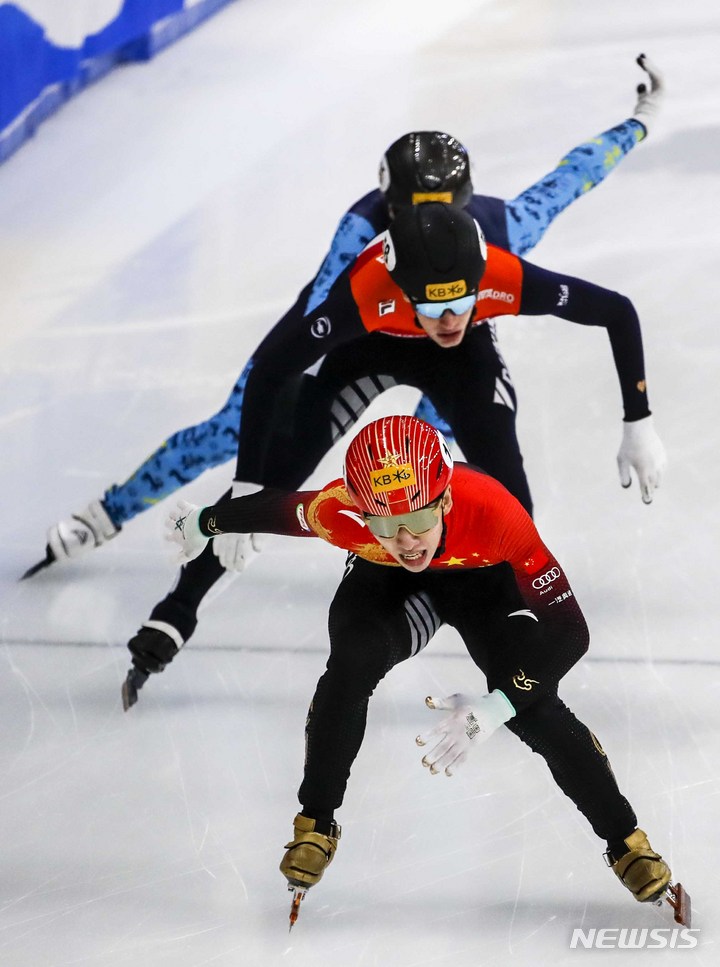 [서울=뉴시스] 정병혁 기자 = 11일 오후 서울 양천구 목동아이스링크에서 열린 2023 KB금융 국제빙상경기연맹(ISU) 세계 쇼트트랙 선수권대회 남자 500m 결승A, 중국 린샤오쥔(148)이 기록 측정 장비인 트랜스폰더를 착용하지 않고 역주하고 있다.