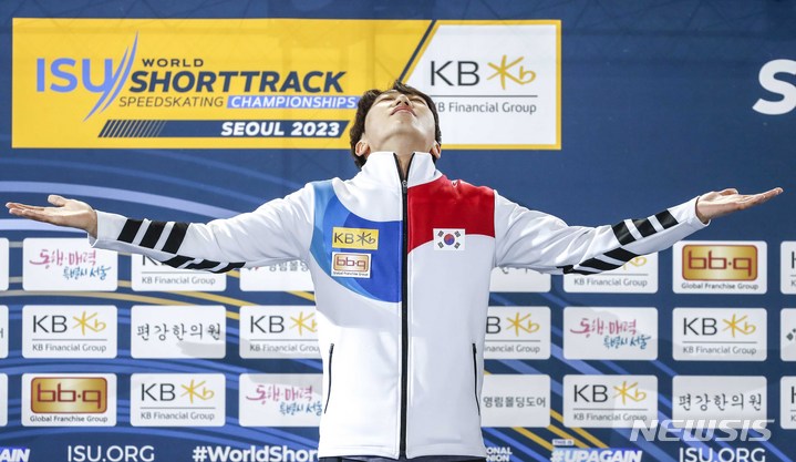 [서울=뉴시스] 정병혁 기자 = 11일 오후 서울 양천구 목동아이스링크에서 열린 2023 KB금융 국제빙상경기연맹(ISU) 세계 쇼트트랙 선수권대회 남자 1500m 시상식에서 금메달을 차지한 대한민국 박지원이 기뻐하고 있다. 2023.03.11. jhope@newsis.com