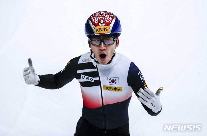 [서울=뉴시스] 정병혁 기자 = 11일 오후 서울 양천구 목동아이스링크에서 열린 2023 KB금융 국제빙상경기연맹(ISU) 세계 쇼트트랙 선수권대회 남자 5000m 릴레이 준결승, 대한민국 , 박지원이 1위를 차지한 뒤 기뻐하고 있다. 2023.03.11. jhope@newsis.com