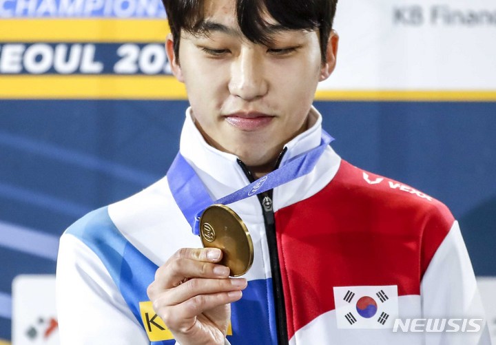 [서울=뉴시스] 정병혁 기자 = 11일 오후 서울 양천구 목동아이스링크에서 열린 2023 KB금융 국제빙상경기연맹(ISU) 세계 쇼트트랙 선수권대회 남자 1500m 시상식에서 금메달을 차지한 대한민국 박지원이 기뻐하고 있다. 2023.03.11. jhope@newsis.com