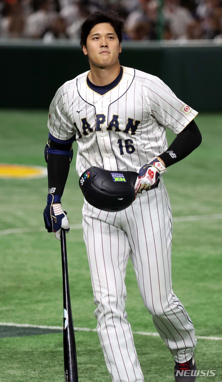[도쿄=뉴시스] 김선웅 기자 = 11일 일본 도쿄돔에서 열린 월드 베이스볼 클래식(WBC) 2023 B조 체코와 일본의 경기, 일본 오타니 쇼헤이가 삼진아웃을 당한 뒤 덕아웃으로 향하고 있다. 2023.03.11. mangusta@newsis.com