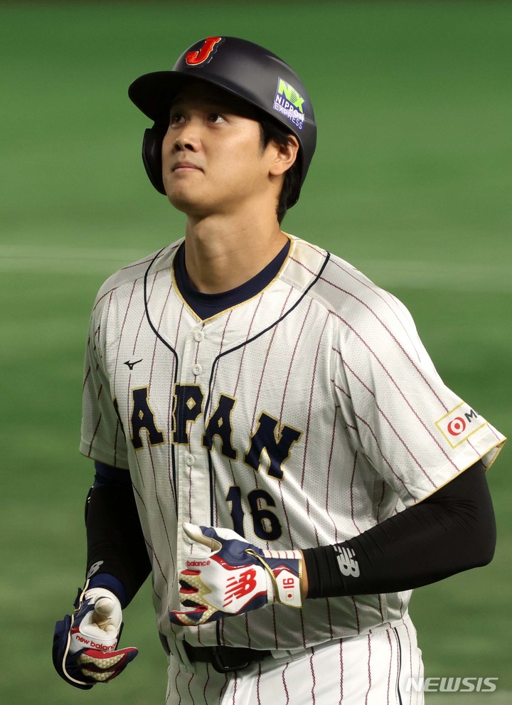 [도쿄=뉴시스] 김선웅 기자 = 11일 일본 도쿄돔에서 열린 월드 베이스볼 클래식(WBC) 2023 B조 체코와 일본의 경기, 일본 오타니 쇼헤이가 덕아웃으로 향하고 있다. 2023.03.11. mangusta@newsis.com