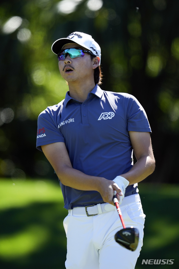 [폰테베드라비치=AP/뉴시스] 이민우(호주)가 11일(현지시간) 미 플로리다주 폰테베드라비치의 TPC 소그래스 스타디움 코스에서 열린 미국 프로골프(PGA) 투어 플레이어스 챔피언십 3라운드 7번 홀에서 티샷 후 타구를 바라보고 있다. 이민우는 중간 합계 12언더파 204타로 단독 2위를 기록했다. 2023.03.12.