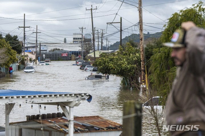 [왓슨빌( 미 캘리포니아주)=AP/뉴시스] 포구로 강둑이 무너진 캘리포니아주 왓슨빌 수해지역 . 
