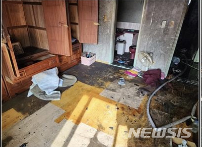 [김포=뉴시스] 정일형 기자 = 화재가 발생한 아파트의 모습. (사진은 김포소방서 제공)