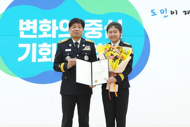 경기도 소방재난본부가 지난 10일 본부 청사 대회의실에서 완이화 양을 초청해 홍보대사로 위촉했다. (사진=경기도 소방 제공) *재판매 및 DB 금지