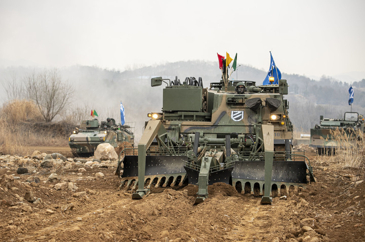 [양평=뉴시스] 지난 9일 양평종합훈련장에서 실시된 제병협동 전투사격훈련 간 기동로 상 지뢰지대 극복을 위해 K600장애물개척전차가 통로를 개설하고 있다. (사진=육군) 2023.03.12. photo@newsis.com *재판매 및 DB 금지