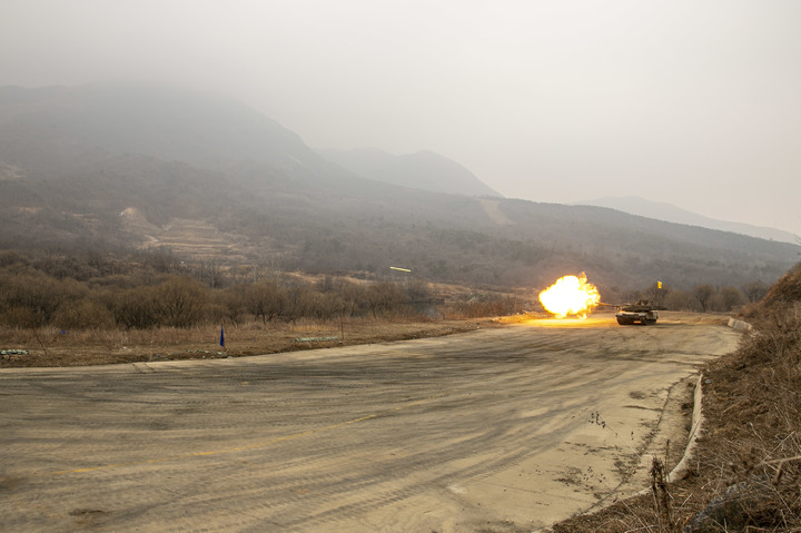 [양평=뉴시스] 지난 9일 양평 종합훈련장에서 11사단의 K-2 흑표전차가 사격훈련을 하는 모습. (사진=육군) 2023.03.12. photo@newsis.com *재판매 및 DB 금지