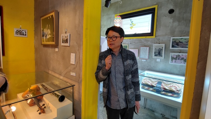  '화가의집'에서 이난영&김시스터스 전시관 설명하는 정태관 화가. 박주연 기자 photo@newsis.com *재판매 및 DB 금지