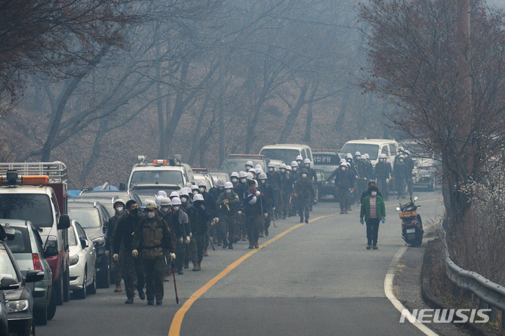 [하동=뉴시스] 차용현 기자 = 경남 하동군 화개면 일원에서 산불이 발생한 가운데 12일 오전 군인, 공무원 등으로 구성된 산불진화대가 현장으로 투입되고 있다. 2023.03.12.con@newsis.com