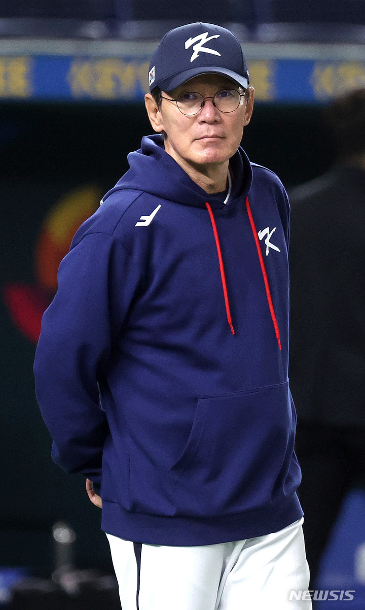 [도쿄=뉴시스] 김선웅 기자 = 12일 일본 도쿄돔에서 열린 월드 베이스볼 클래식(WBC) 2023 B조 체코와 대한민국의 경기, 이강철 감독이 선수들의 연습 모습을 지켜보고 있다. 2023.03.12. mangusta@newsis.com