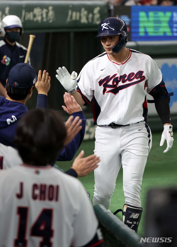 [도쿄=뉴시스] 김선웅 기자 = 12일 일본 도쿄돔에서 열린 월드 베이스볼 클래식(WBC) 2023 B조 체코와 대한민국의 경기, 2회말 무사 상황 2번타자 김하성이 좌월 1점 홈런을 날린 후 홈인해 동료들과 하이파이브를 하고 있다. 2023.03.12. mangusta@newsis.com