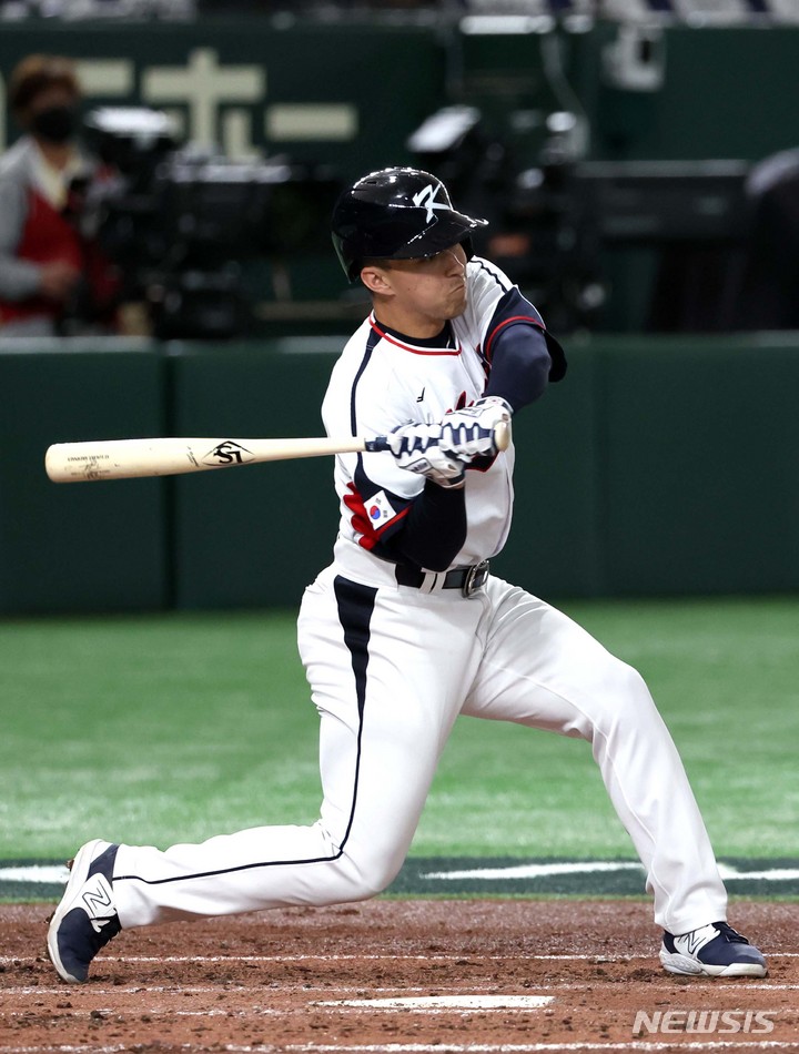 [도쿄=뉴시스] 김선웅 기자 = 12일 일본 도쿄돔에서 열린 월드 베이스볼 클래식(WBC) 2023 B조 체코와 대한민국의 경기, 1회말 2사 주자 2,3루 상황 9번타자 에드먼이 2타점 적시타를 치고 있다. 2023.03.12. mangusta@newsis.com