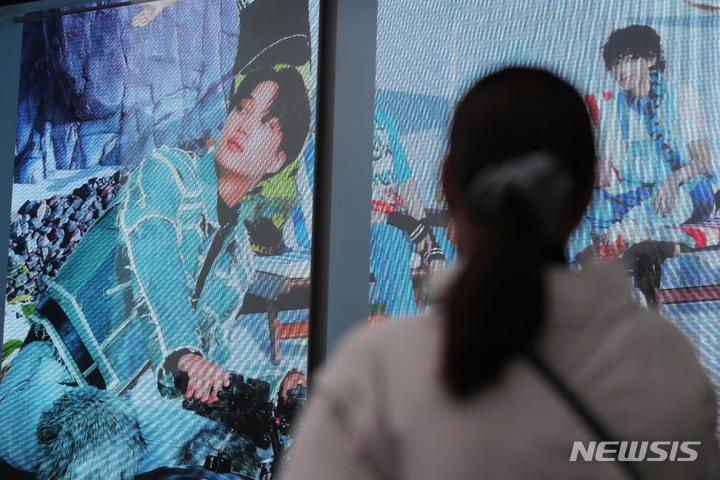 [서울=뉴시스] 백동현 기자 = 에스엠(SM)엔터테인먼트 경영권 인수를 두고 카카오·카카오 엔터테인먼트와 신경전을 벌인 하이브(HYBE)가 12일 성명을 통해 "공개매수로 경쟁 구도가 심화되고, 주식시장마저 과열 양상을 보이는 현 상황에서는 SM 인수를 위해 제시해야 할 가격이 적정 범위를 넘어섰다"며 인수 절차를 중단한다고 밝혔다. 사진은 이날 서울 성동구 SM엔터테인먼트 본사. 2023.03.12. livertrent@newsis.com