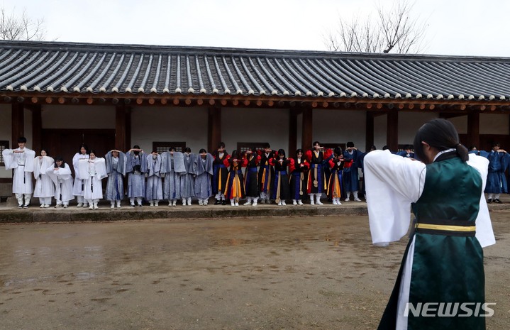 [서울=뉴시스] 조성봉&nbsp; 기자 = 12일 오전 서울 종로구 성균관대학교 명륜당에서 열린 ‘2023신방례(新榜禮)’에서 신입생과 재학생들이 유교 성현들에게 인사를 올리는 알묘(謁廟)를 연습하고 있다. 2023.03.12. suncho21@newsis.com