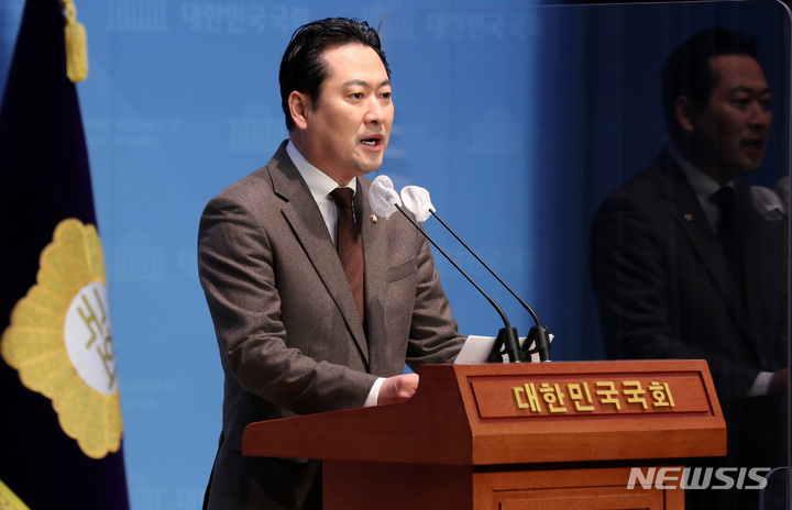 [서울=뉴시스] 이영환 기자 = 장동혁 국민의힘 원내대변인이 지난 12일 오후 서울 여의도 국회 소통관에서 이재명 더불어민주당 대표 관련 논평을 하고 있다. 2023.03.12. 20hwan@newsis.com