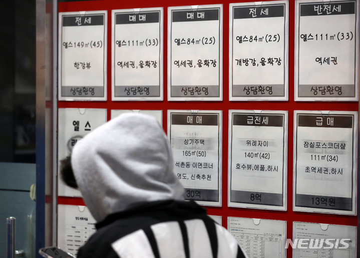 [서울=뉴시스] 백동현 기자 = 고금리와 전세사기 우려 등으로 줄어들던 전세 거래량이 다시금 반등하고 있는 가운데 12일 오후 서울 시내 한 공인중개사 사무소에 전세 안내문이 붙어있다. 이날 서울부동산광장에 따르면 지난달 서울 아파트 전체 임대차 계약 1만9134건 중 전세계약은 1만1072건으로 57.9%를 차지하며 두 달 연속 증가세를 나타냈다. 2023.03.12. livertrent@newsis.com