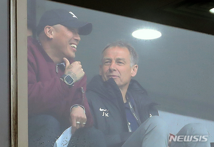 [서울=뉴시스] 조성우 기자 = 위르겐 클린스만 한국 축구대표팀 신임 감독이 12일 오후 서울월드컵경기장에서 열린 2023 K리그 FC서울과 울산 현대의 경기를 차두리 어드바이저와 함께 지켜보고 있다. 2023.03.12. xconfind@newsis.com