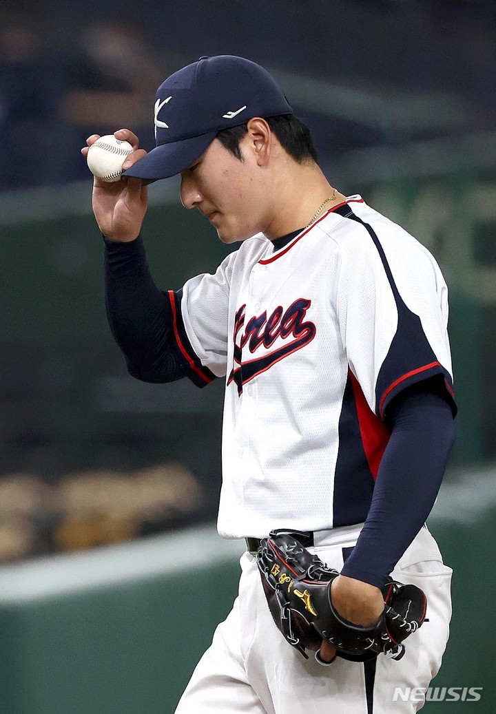 [도쿄=뉴시스] 김선웅 기자 = 12일 일본 도쿄돔에서 열린 월드 베이스볼 클래식(WBC) 2023 B조 체코와 대한민국의 경기, 7회초 교체투수 곽빈이 연타석 안타를 허용하며 아쉬워하고 있다. 2023.03.12. mangusta@newsis.com