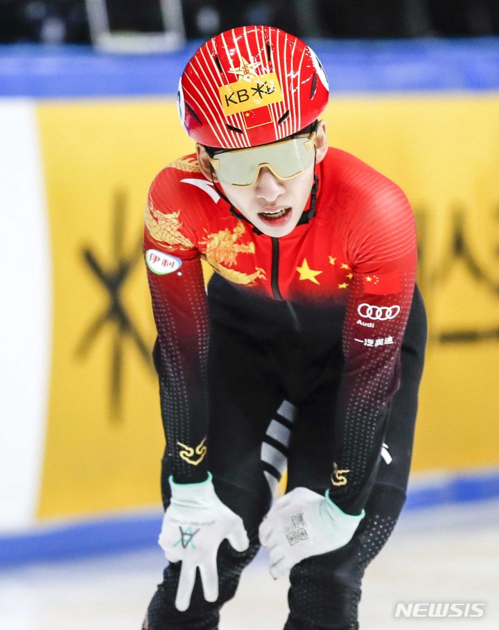[서울=뉴시스] 정병혁 기자 = 12일 오후 서울 양천구 목동아이스링크에서 열린 2023 KB금융 국제빙상경기연맹(ISU) 세계 쇼트트랙 선수권대회 남자 1000m 준준결승, 중국 린샤오쥔이 탈락하며 개인전을 노메달로 마친 뒤 아쉬워하고 있다. 