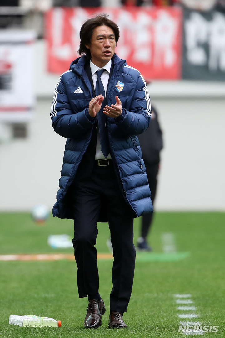 [서울=뉴시스] 조성우 기자 = 12일 오후 서울월드컵경기장에서 열린 2023 K리그 FC서울과 울산 현대의 경기, 울산 홍명보 감독이 박수를 치며 선수들을 격려하고 있다. 2023.03.12. xconfind@newsis.com
