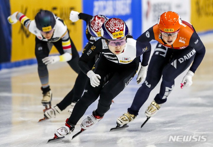 [서울=뉴시스] 정병혁 기자 = 12일 오후 서울 양천구 목동아이스링크에서 열린 2023 KB금융 국제빙상경기연맹(ISU) 세계 쇼트트랙 선수권대회 여자 1000m 준결승, 대한민국 최민정(1)이 역주하고 있다. 2023.03.12. jhope@newsis.com