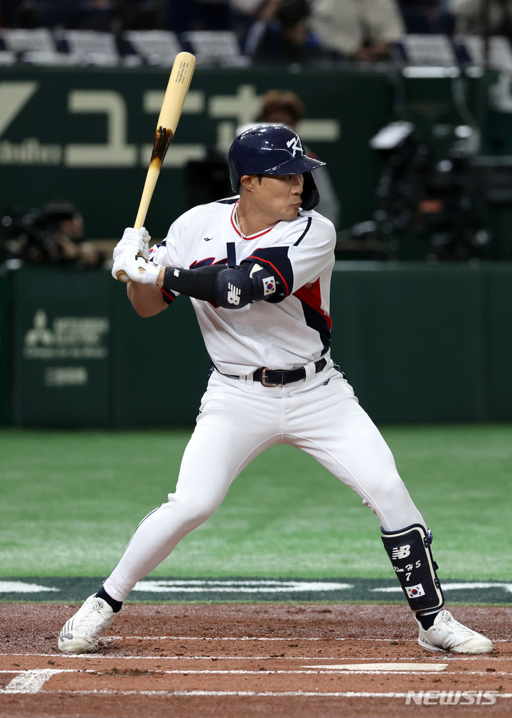[도쿄=뉴시스] 김선웅 기자 = 12일 일본 도쿄돔에서 열린 월드 베이스볼 클래식(WBC) 2023 B조 체코와 대한민국의 경기, 김하성이 타석에 올라 타격을 준비하고 있다. 2023.03.12. mangusta@newsis.com