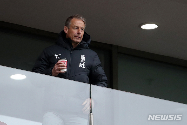 [서울=뉴시스] 조성우 기자 = 위르겐 클린스만 한국 축구대표팀 신임 감독이 12일 오후 서울월드컵경기장에서 열린 2023 K리그 FC서울과 울산 현대의 경기를 지켜보고 있다. 2023.03.12. xconfind@newsis.com