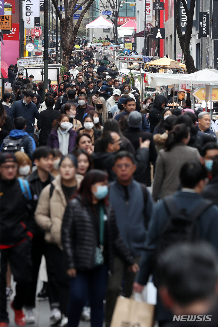 [서울=뉴시스] 백동현 기자 = 지난 11일부터 중국, 홍콩, 마카오발 입국자의 입국 전 코로나19 검사 의무화 조치가 해제된 가운데 12일 오후 서울 중구 명동거리가 외국인 관광객으로 북적이고 있다. 2023.03.12. livertrent@newsis.com
