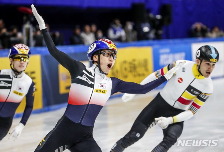 [서울=뉴시스] 정병혁 기자 = 12일 오후 서울 양천구 목동아이스링크에서 열린 2023 KB금융 국제빙상경기연맹(ISU) 세계 쇼트트랙 선수권대회 남자 1000m 결승에서 금메달을 차지한 대한민국 박지원(167)이 세리모니를 있다. 2023.03.12. jhope@newsis.com