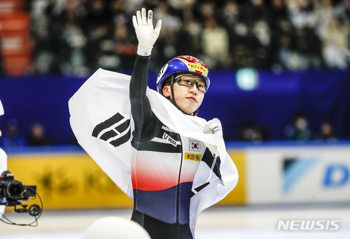 [서울=뉴시스] 정병혁 기자 = 12일 오후 서울 양천구 목동아이스링크에서 열린 2023 KB금융 국제빙상경기연맹(ISU) 세계 쇼트트랙 선수권대회 남자 1000m 결승에서 금메달을 차지한 대한민국 박지원(167)이 세리모니를 있다. 2023.03.12. jhope@newsis.com