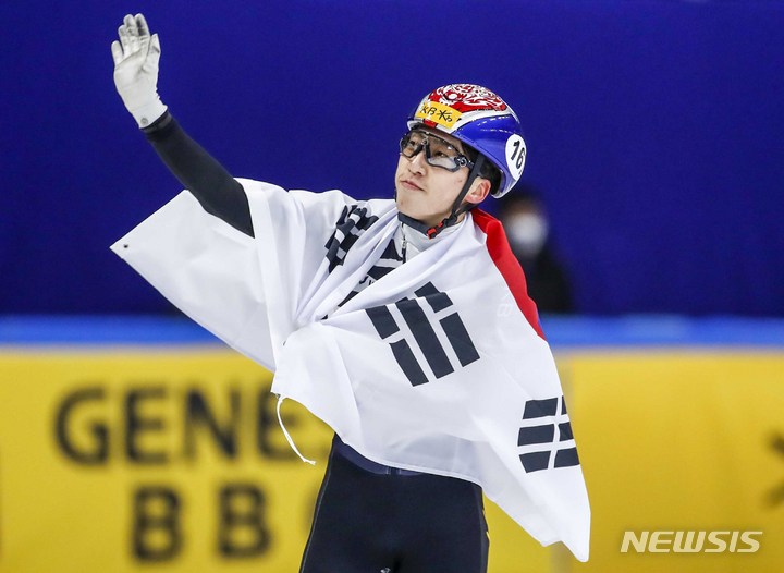 [서울=뉴시스] 정병혁 기자 = 12일 오후 서울 양천구 목동아이스링크에서 열린 2023 KB금융 국제빙상경기연맹(ISU) 세계 쇼트트랙 선수권대회 남자 1000m 결승에서 금메달을 차지한 대한민국 박지원(167)이 세리모니를 있다. 2023.03.12. jhope@newsis.com