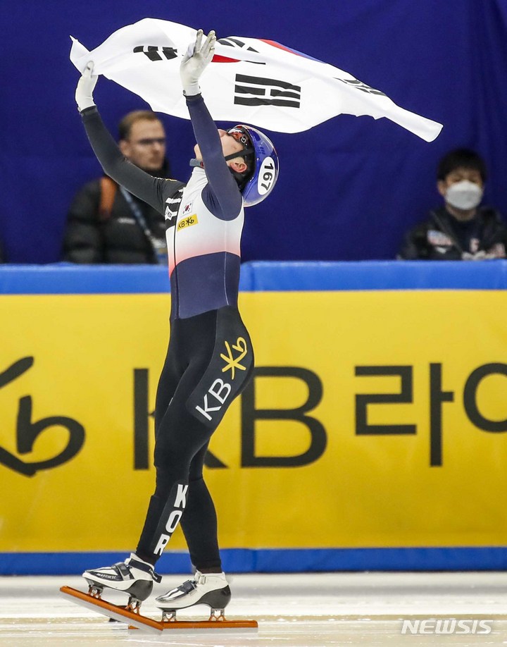 [서울=뉴시스] 정병혁 기자 = 12일 오후 서울 양천구 목동아이스링크에서 열린 2023 KB금융 국제빙상경기연맹(ISU) 세계 쇼트트랙 선수권대회 남자 1000m 결승에서 금메달을 차지한 대한민국 박지원(167)이 세리모니를 있다. 2023.03.12. jhope@newsis.com