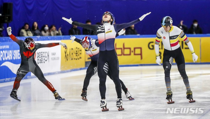 [서울=뉴시스] 정병혁 기자 = 12일 오후 서울 양천구 목동아이스링크에서 열린 2023 KB금융 국제빙상경기연맹(ISU) 세계 쇼트트랙 선수권대회 남자 1000m 결승, 대한민국 박지원(167)이&nbsp; 1위로 결승선을 들어오고 있다. 2023.03.12. jhope@newsis.com