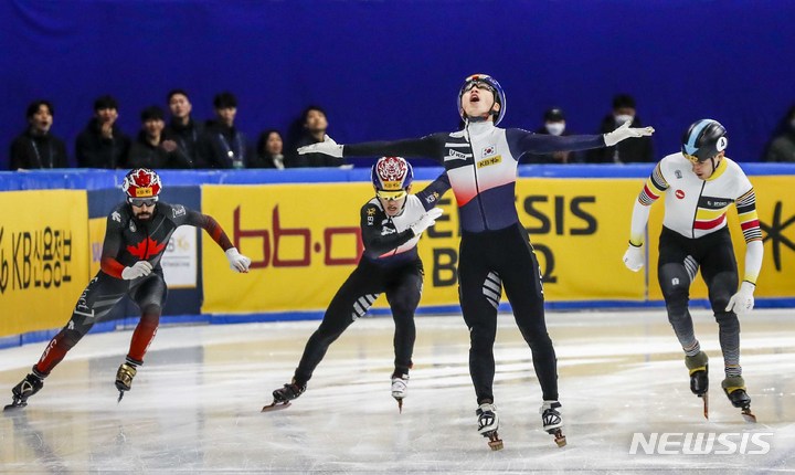 [서울=뉴시스] 정병혁 기자 = 12일 오후 서울 양천구 목동아이스링크에서 열린 2023 KB금융 국제빙상경기연맹(ISU) 세계 쇼트트랙 선수권대회 남자 1000m 결승, 대한민국 박지원(167)이 1위로 결승선을 들어오고 있다. 2023.03.12. jhope@newsis.com
