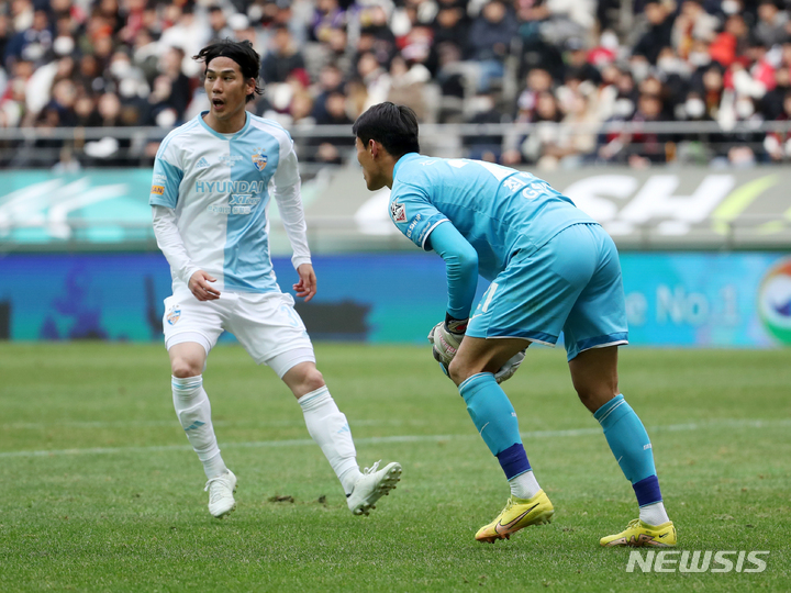 [서울=뉴시스] 조성우 기자 = 12일 오후 서울월드컵경기장에서 열린 2023 K리그 FC서울과 울산 현대의 경기, 서울 골키퍼 최철원이 수비 패스를 손으로 잡아 핸드볼 파울을 하고 있다. 2023.03.12. xconfind@newsis.com