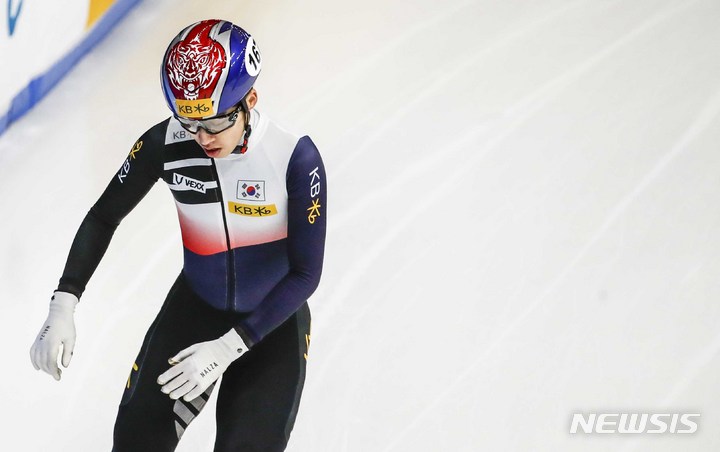 [서울=뉴시스] 정병혁 기자 = 12일 오후 서울 양천구 목동아이스링크에서 열린 2023 KB금융 국제빙상경기연맹(ISU) 세계 쇼트트랙 선수권대회 남녀 혼성 릴레이 2000m 준결승, 3위로 경기를 마친 대한민국 박지원이 아쉬워하고 있다. 2023.03.12. jhope@newsis.com