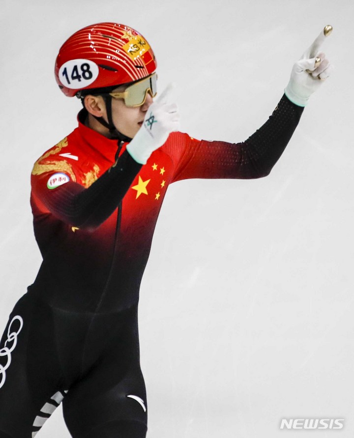 [서울=뉴시스] 정병혁 기자 = 12일 오후 서울 양천구 목동아이스링크에서 열린 2023 KB금융 국제빙상경기연맹(ISU) 세계 쇼트트랙 선수권대회 남녀 혼성 릴레이 2000m 준결승 중국 린샤오쥔이 기뻐하고 있다. 2023.03.12. jhope@newsis.com