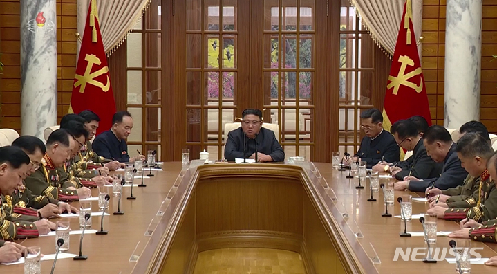 [서울=뉴시스] 북한의 김정은 국무위원장이 조선노동당 중앙군사위원회를 직접 주재하며 한미연합훈련(FS·자유의방패)을 경계한 도발에 나설 수 있음을 암시했다. 북한 조선중앙TV는 12일 '조선노동당 중앙군사위원회 제8기 제5차 확대회의'가 진행됐다고 보도했다. (사진=조선중앙TV 캡처)2023.03.12. photo@newsis.com 