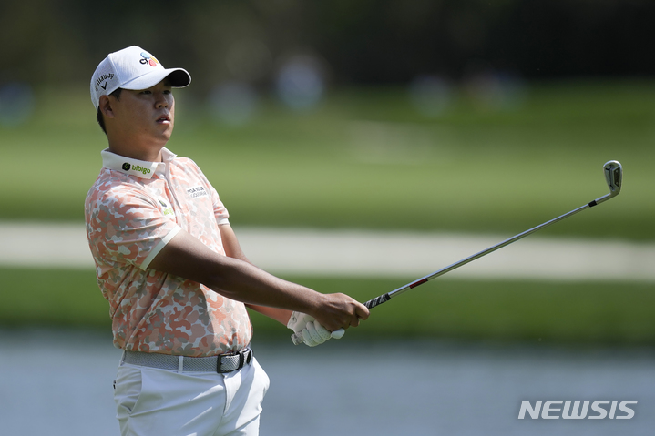 [폰테베드라비치=AP/뉴시스] 김시우가 12일(현지시간) 미 플로리다주 폰테베드라비치의 TPC 소그래스 스타디움 코스에서 열린 미국 프로골프(PGA) 투어 플레이어스 챔피언십 최종라운드 6번 페어웨이에서 타구를 바라보고 있다. 김시우는 최종 합계 5언더파 283타 공동 27위로 대회를 마쳤다. 2023.03.13.