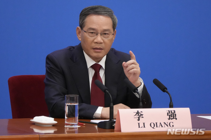[베이징=AP/뉴시스] 중국 리창 총리가 30일 '아시아판 다보스포럼'으로 불리는 보아오포럼에서 보호주의와 디커플링(탈동조화), 일방적 제재를 반대한다고 주장했다. 사진은 지난 13일 리 총리가 전국인민대표대회(전인대) 폐막식 내외신 기자회견에서 발언하는 모습. 2023.03.13
