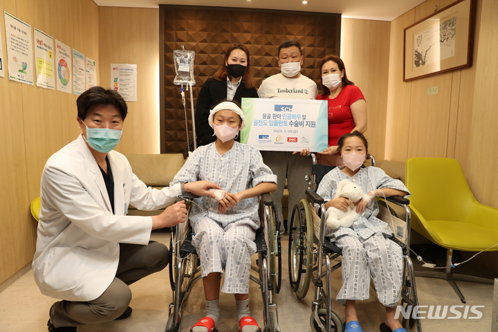 [서울=뉴시스] 순천향대학교서울병원은 최근 몽골 어린이 2명을 대상으로 달팽이관(와우)이 있는 측두골을 진동시켜 소리를 전달하는 '골전도임플란트 수술'과 달팽이관에 청신경을 자극할 수 있는 전극을 심는 '인공와우 수술'을 지원했다. (사진= 순천향대서울병원 제공) 2023.03.11. photo@newsis.com.