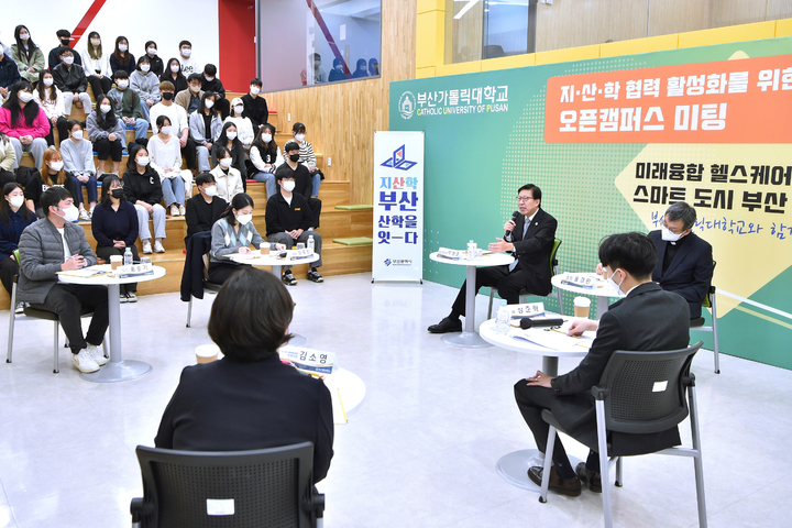 [부산=뉴시스] 2022년 11월 21일 열린 박형준 부산시장이 부산카톨릭대학교에서의 '오픈캠퍼스' 회의를 갖고 있다.(사진=부산시 제공) *재판매 및 DB 금지