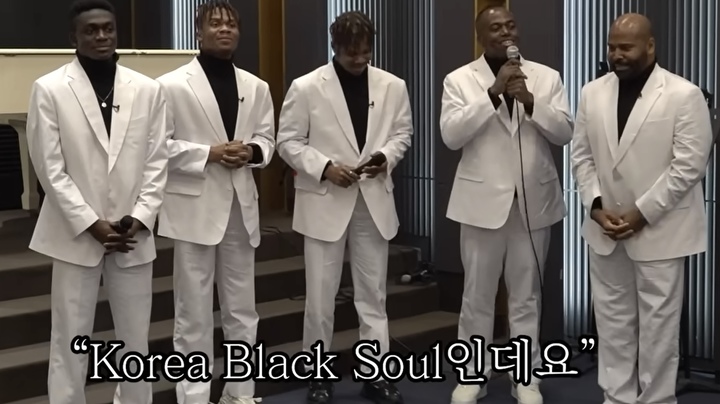 [서울=뉴시스] '케이비에스' 흑인중창단이 결혼식 축가를 부르고 있다. (사진=조나단 채널 캡처) 2023.03.13.photo@newsis.com *재판매 및 DB 금지