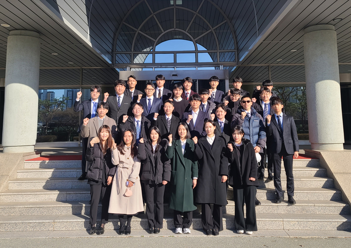 [서울=뉴시스] 쌍용자동차가 KG그룹의 가족사로 새롭게 출발하며 미래 모빌리티(Mobility) 기업으로의 도전에 함께할 패기 넘치는 인재들을 채용했다. 사진은 신입 및 경력 사원들이 쌍용자동차 본관 앞에서 파이팅을 외치고 있는 모습.(사진=쌍용차) 2023.3.13 photo@newsis.com *재판매 및 DB 금지