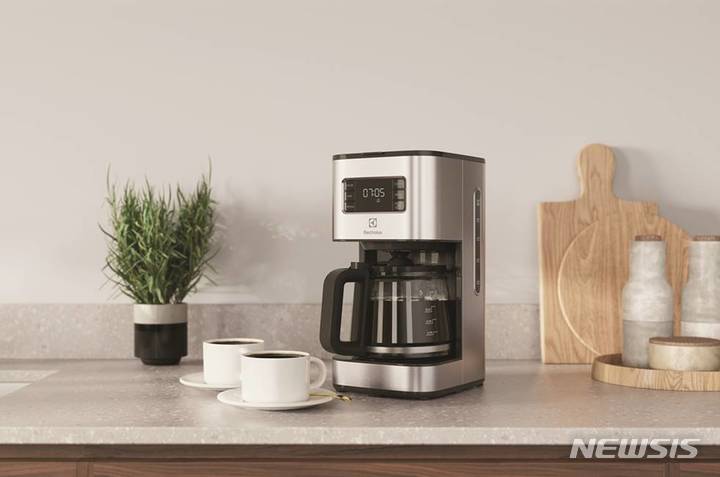 [서울=뉴시스] 일렉트로룩스 '얼티밋 테이스트 500 커피메이커'. (사진=일렉트로룩스 제공) 2023.03.13. photo@newsis.com